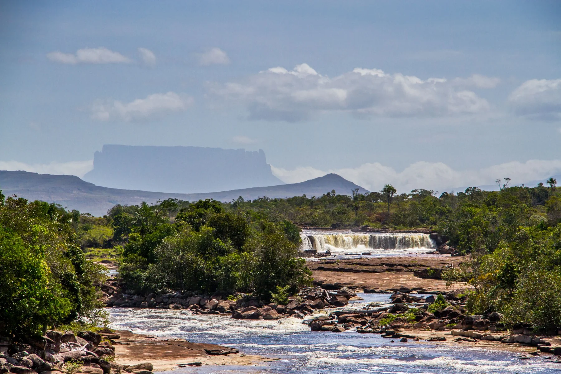 Cascada y tepuy en el Parque Nacional Canaima, Venezuela