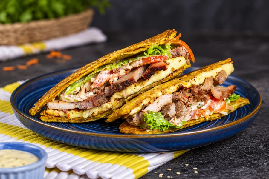 Patacón de pernil ahumado